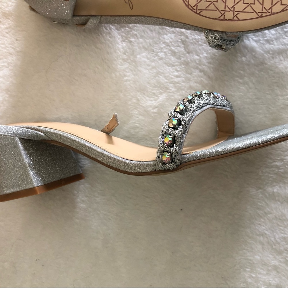 Jewel by Badgley Mischka Odonna sandals. Size 8 never worn. Brand new in box. - Picture 6 of 15